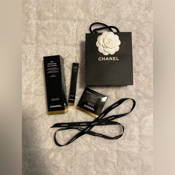 New Authentic Chanel Collection of 3 Essential Brushes, Compact, & Nail File. - Picture 2 of 7